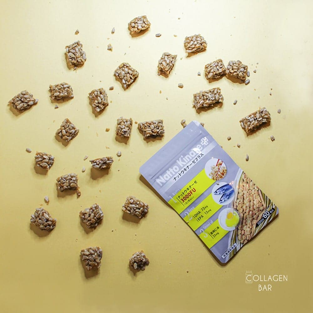 Упаковка наттокиназы Mononet и кусочки грильяжа на желтом фоне